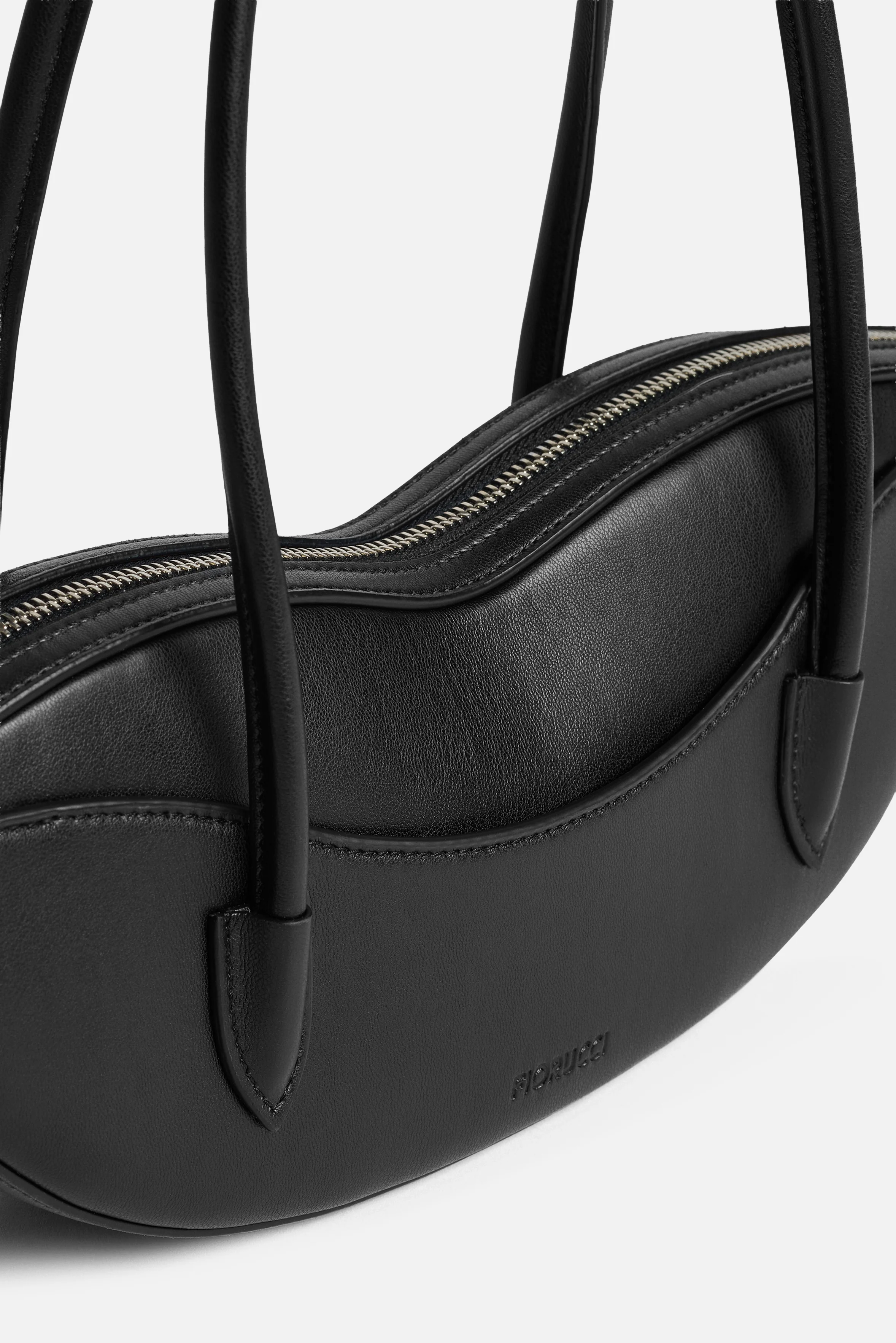Lips Bag Black - Image 5